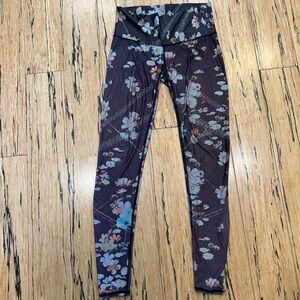 Teeki Leggings size Medium